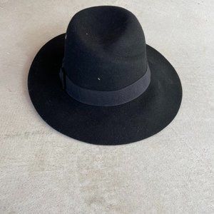 NWT Elizabeth and James Hat